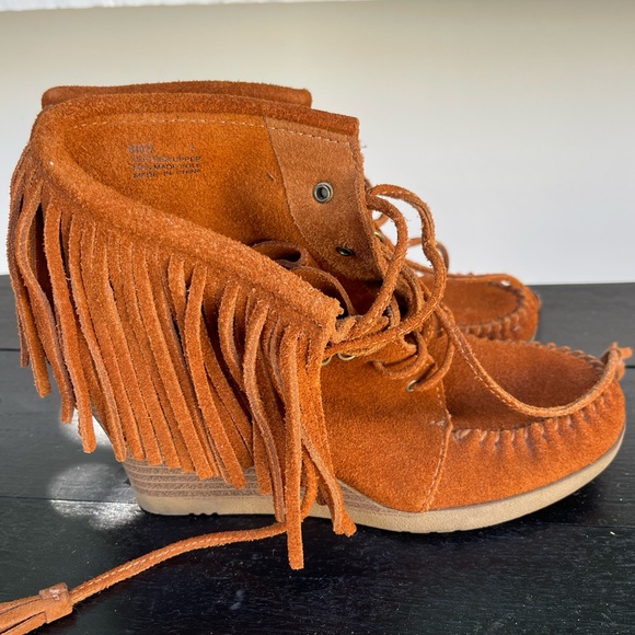 Minnetonka chestnut brown suede leather fringe wedge size 7 - Picture 2 of 7